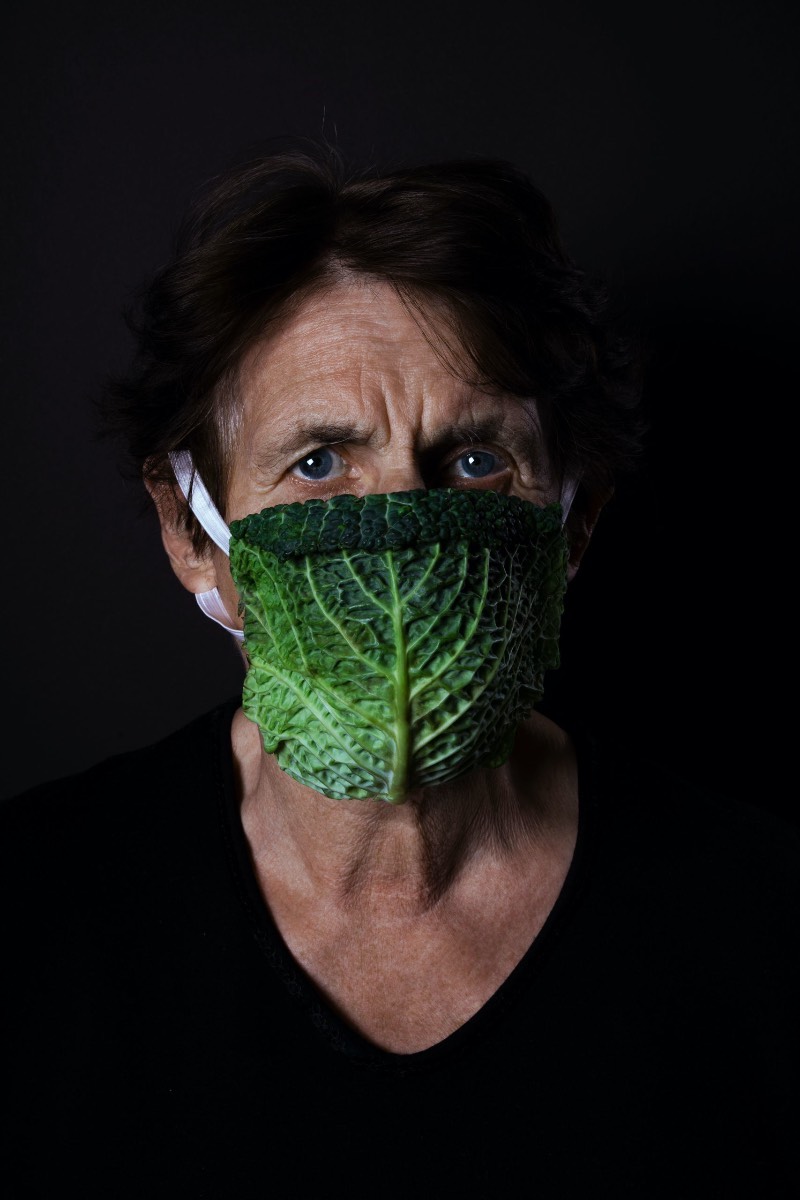 A ideia por trás das fotos de máscaras alimentares contra o Coronavírus surgiu como um desafio. O pessoal do Hej Studio queria explorar a estética de máscaras faciais que sejam mais naturais e agradáveis aquelas que associamos a ambientes mais estéreis como hospitais.