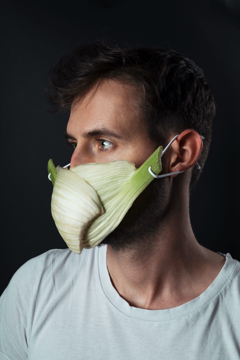 A ideia por trás das fotos de máscaras alimentares contra o Coronavírus surgiu como um desafio. O pessoal do Hej Studio queria explorar a estética de máscaras faciais que sejam mais naturais e agradáveis aquelas que associamos a ambientes mais estéreis como hospitais.