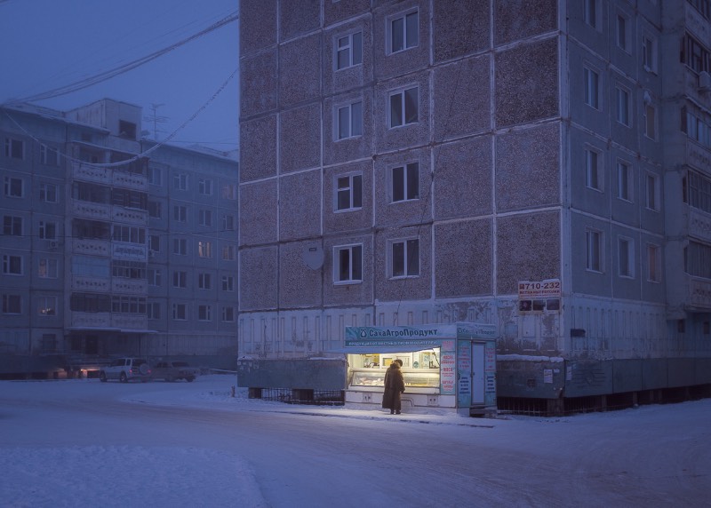 É bem interessante observar a fotografia de Alexey Vasilyev, documentando a remota região russa conhecida como Yakutia. Afinal, esse é um lugar distante de todos, mas massivo no tamanho e tão desconhecido para o mundo que precisei abrir a Wikipedia aqui para descobrir onde que é esse lugar.