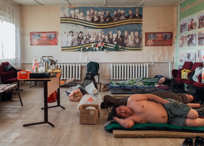 É bem interessante observar a fotografia de Alexey Vasilyev, documentando a remota região russa conhecida como Yakutia. Afinal, esse é um lugar distante de todos, mas massivo no tamanho e tão desconhecido para o mundo que precisei abrir a Wikipedia aqui para descobrir onde que é esse lugar.