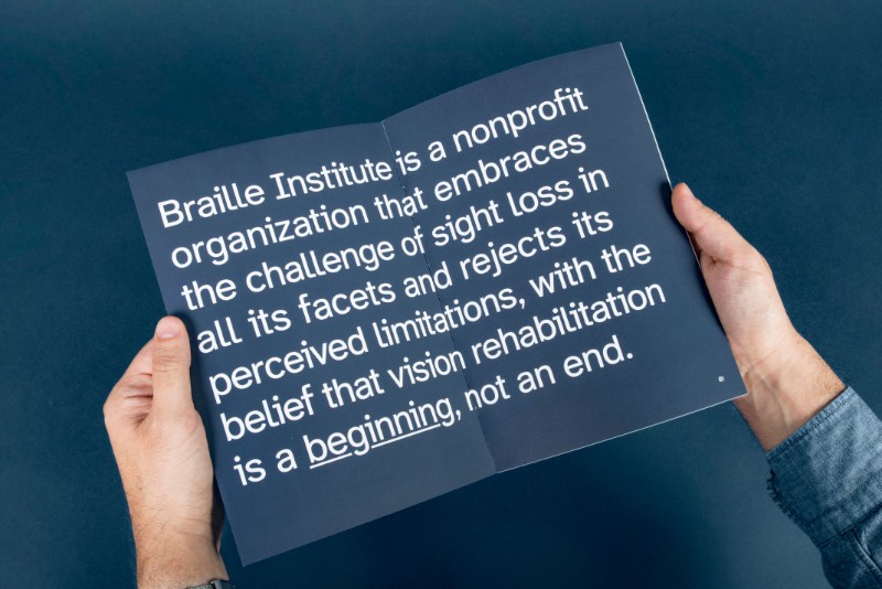 A Atkinson Hyperlegible é um dos projetos mais interessantes que me deparei ultimamente por misturar tipografia com acessibilidade de um jeito bem especial. O projeto foi desenvolvido pelo pessoal da em colaboração com o Braille Institute e tem como foco ajudar aqueles que sofrem com deficiência visual.