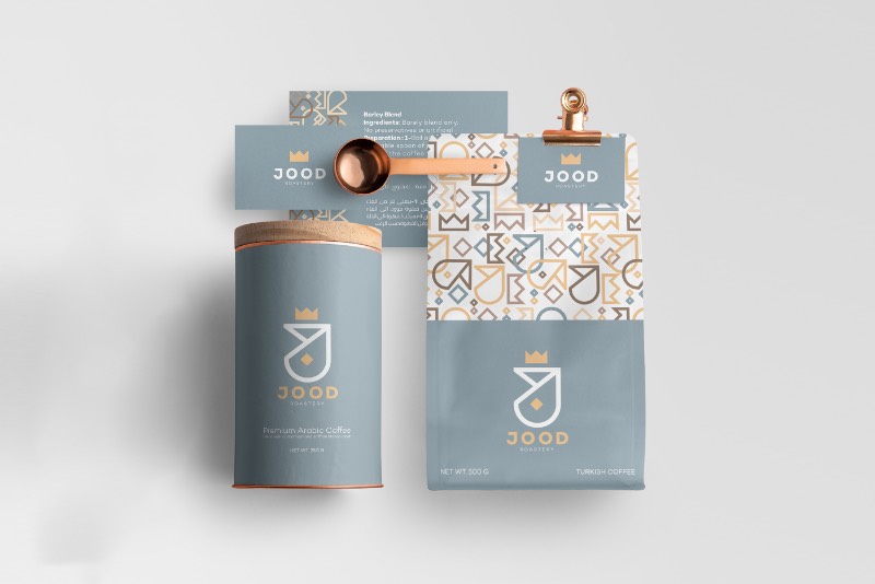 Jood é uma palavra árabe que pode ser traduzida como melhor em Português. Além disso, Jood é o nome de uma marca de café na cidade de Dharan na Arábia Saudita e a designer Kinda Ghannoum criou a identidade visual para essa marca de um jeito que precisei escrever um pouco sobre a mesma por aqui.