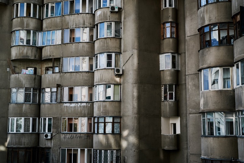 Aul Residential Complex é um edifício residencial em Almaty, no Cazaquistão. Suas formas inusitadas capturaram minha atenção quando me deparei com as fotografias que Alex Schoelcher publicou em seu Instagram há alguns meses e eu fui obrigado a pesquisar mais sobre o assunto até chegar nesse momento agora.