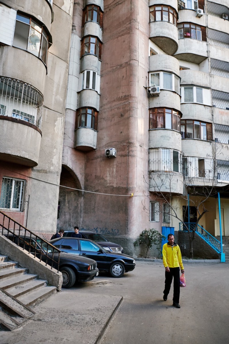 Aul Residential Complex é um edifício residencial em Almaty, no Cazaquistão. Suas formas inusitadas capturaram minha atenção quando me deparei com as fotografias que Alex Schoelcher publicou em seu Instagram há alguns meses e eu fui obrigado a pesquisar mais sobre o assunto até chegar nesse momento agora.